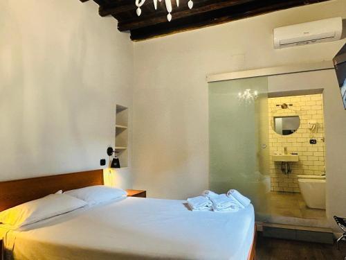 Cenci Guest House - Tap to explore photos