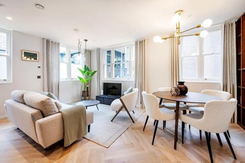 Two Bed Duplex in Covent Garden - Tap to explore photos