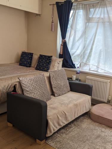 Cosy Ground Floor Studio Flat - Tap to explore photos