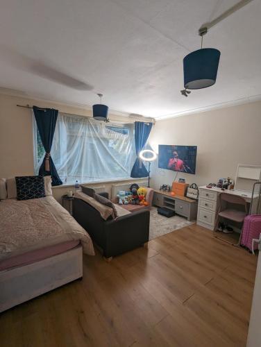 Cosy Ground Floor Studio Flat - Tap to explore photos