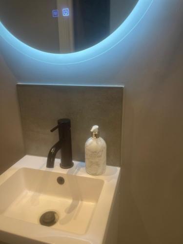 Luxury en-suite in modern house - Tap to explore photos