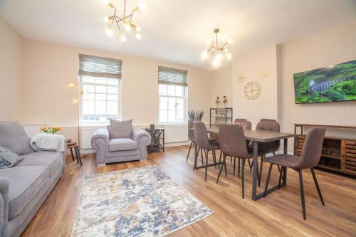 Spacy 3 BR Woolwich apartment - Tap to explore photos