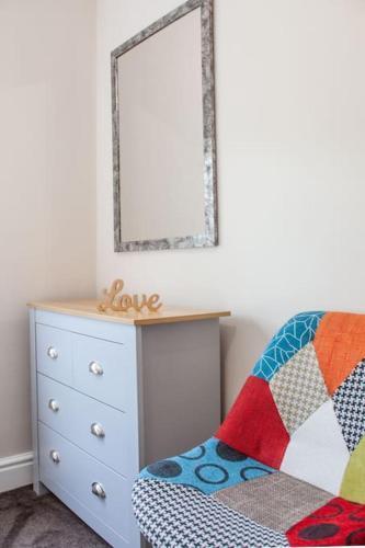 Spacy 3 BR Woolwich apartment - Tap to explore photos