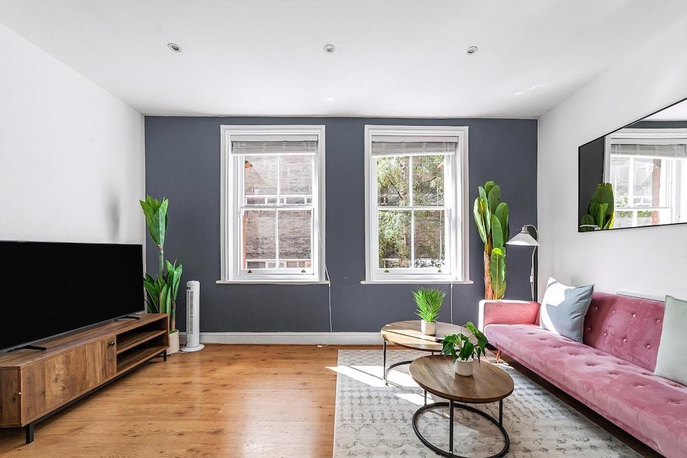 Chic One Bed City Flat - Tap to explore photos