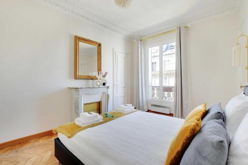 Modern Apartment - 2BD - 4P - Louvre - Marais - Tap to explore photos