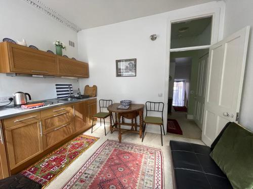 Cosy Central London apartment 003 - Tap to explore photos