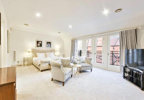 Exclusive Knightsbridge Townhouse with Parking - Tap to explore photos