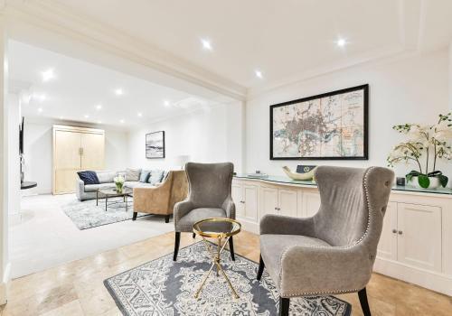 Exclusive Knightsbridge Townhouse with Parking - Tap to explore photos