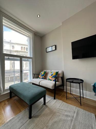Modern Flat in Central London - Tap to explore photos