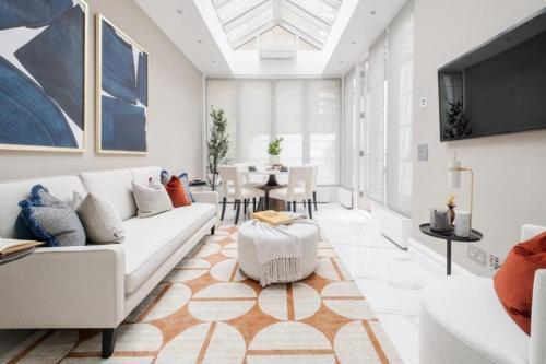 Arcore Premium Apartments Knightsbridge - Tap to explore photos