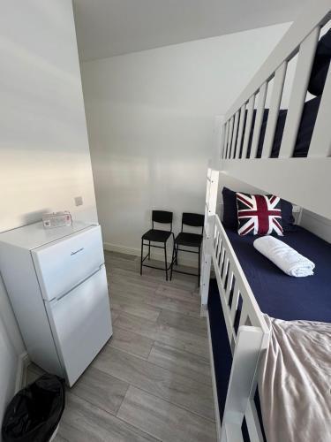 Willesden Green Budget Guesthouse - Tap to explore photos