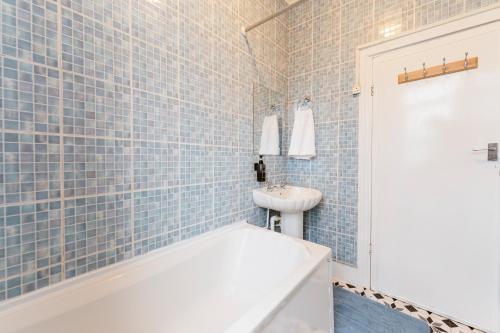 Forest gate Double Rooms - Tap to explore photos