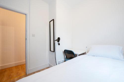 Forest gate Double Rooms - Tap to explore photos