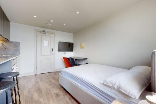 Central London Studio - Tap to explore photos