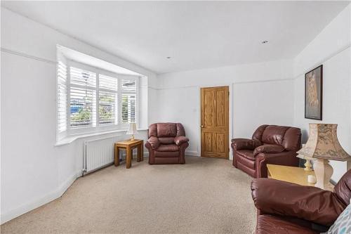 Spacious Home in London - Tap to explore photos