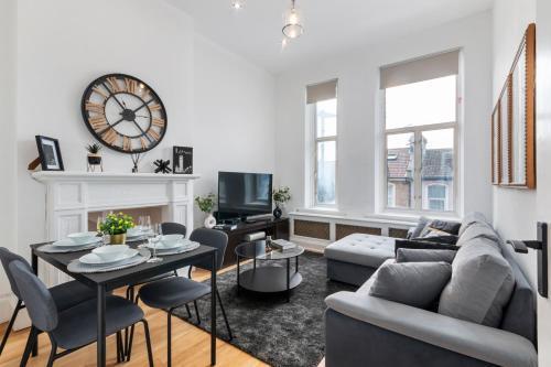 Acton Central apartment - Tap to explore photos