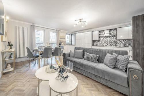 Edgware Road's Court - Tap to explore photos