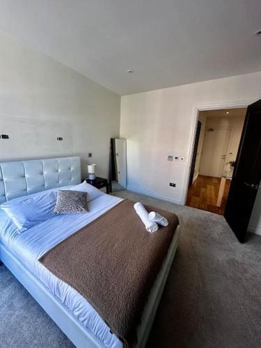 Lovely 1bed flat Kensington - Tap to explore photos