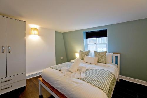 Imperial Whitechapel New Road Apartments - Tap to explore photos