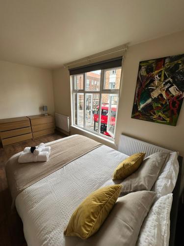 Ensuite Room Shoreditch - Tap to explore photos