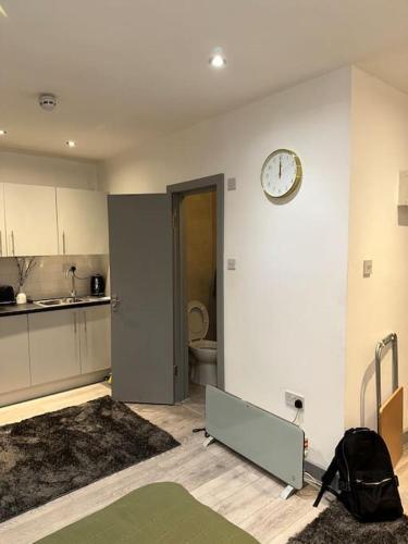 Modern studio flat in Romford - Tap to explore photos