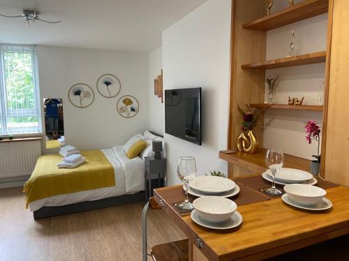 Studio flat in West Kensington - Tap to explore photos