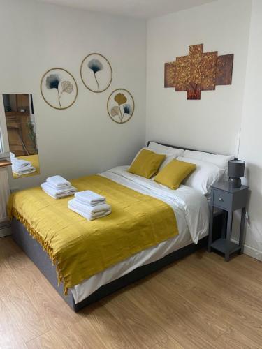 Studio flat in West Kensington - Tap to explore photos