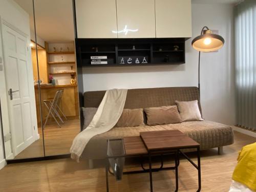 Studio flat in West Kensington - Tap to explore photos