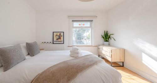 Stylish & Homely 1BD Flat - Walthamstow! - Tap to explore photos