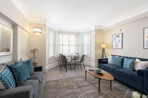 Beautiful Royal Borough Apartment - Tap to explore photos