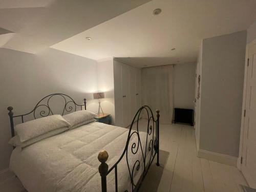 Shepherds Bush W12 Magical Townhouse nr Westfield - Tap to explore photos