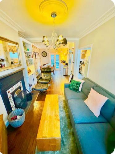 Shepherds Bush W12 Magical Townhouse nr Westfield - Tap to explore photos