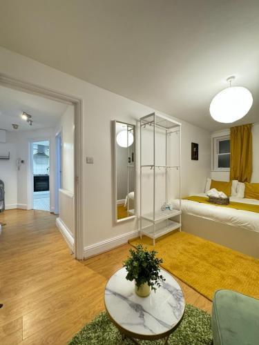 Shoreditch Luxe Retreat - Tap to explore photos