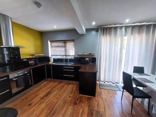 Spacious 5 bedroom House London - Tap to explore photos