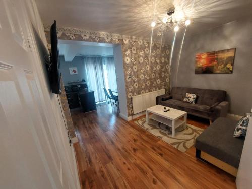 Spacious 5 bedroom House London - Tap to explore photos