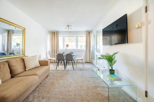 Beautiful 3-bed house-the centre - Tap to explore photos
