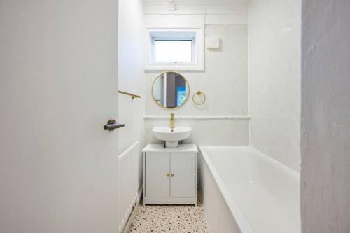 Beautiful 3-bed house-the centre - Tap to explore photos