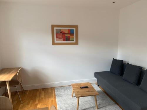 Contemporary 1BD Flat - Camden - Tap to explore photos