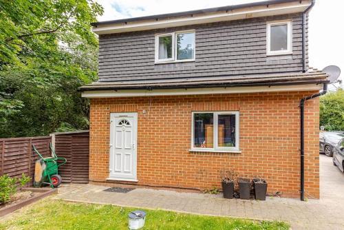 Beautiful flat in Morden near Wimbledon - Tap to explore photos