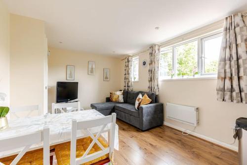 Beautiful flat in Morden near Wimbledon - Tap to explore photos