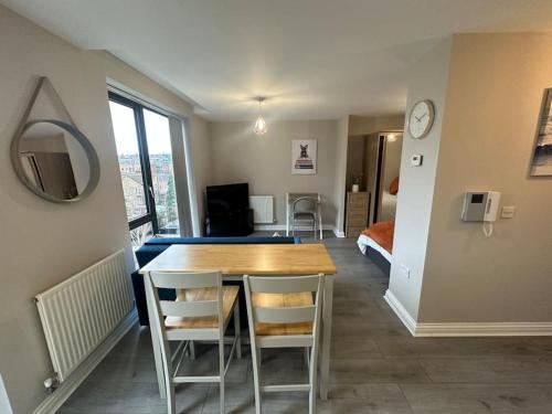 Cute apartment next to Colindale Station - Tap to explore photos