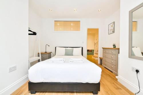 GuestReady - Contemporary home in Chiswick - Tap to explore photos