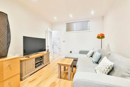 GuestReady - Contemporary home in Chiswick - Tap to explore photos