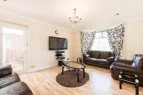 Lovely detached house - Tap to explore photos