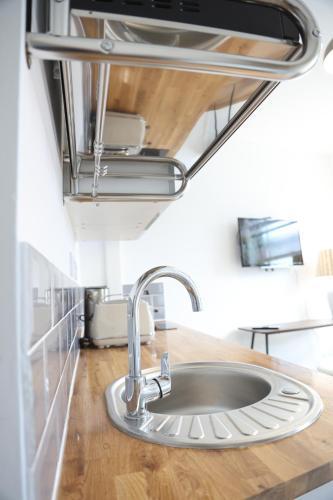 Kentish Town Hideaway - Tap to explore photos