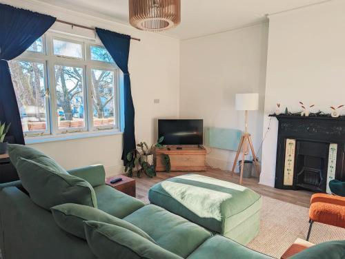 Stylish 2 bedroom flat - Tap to explore photos