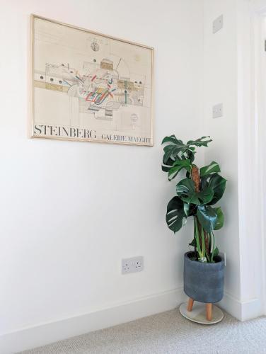 Stylish 2 bedroom flat - Tap to explore photos