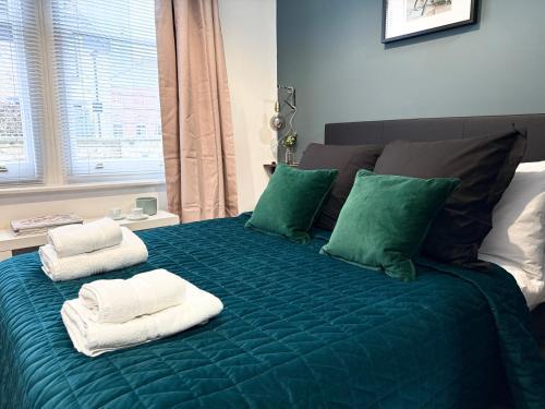 Beautiful En-suite room by Hostara Homes