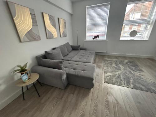 Morden 2 bed central - Tap to explore photos