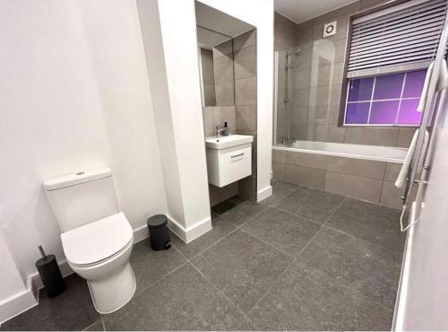 Morden 2 bed central - Tap to explore photos